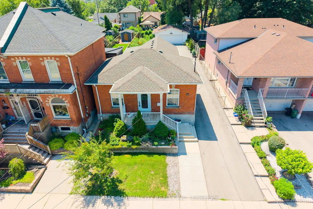 156 SIMCOE Street E