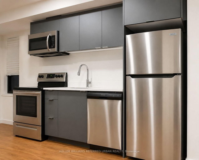 211 - 325 University Avenue W