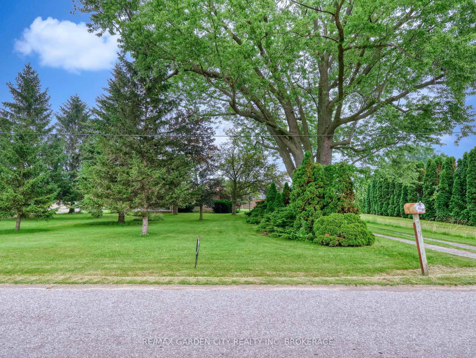 1408 Fifth Street • St. Catharines, ON photo 2