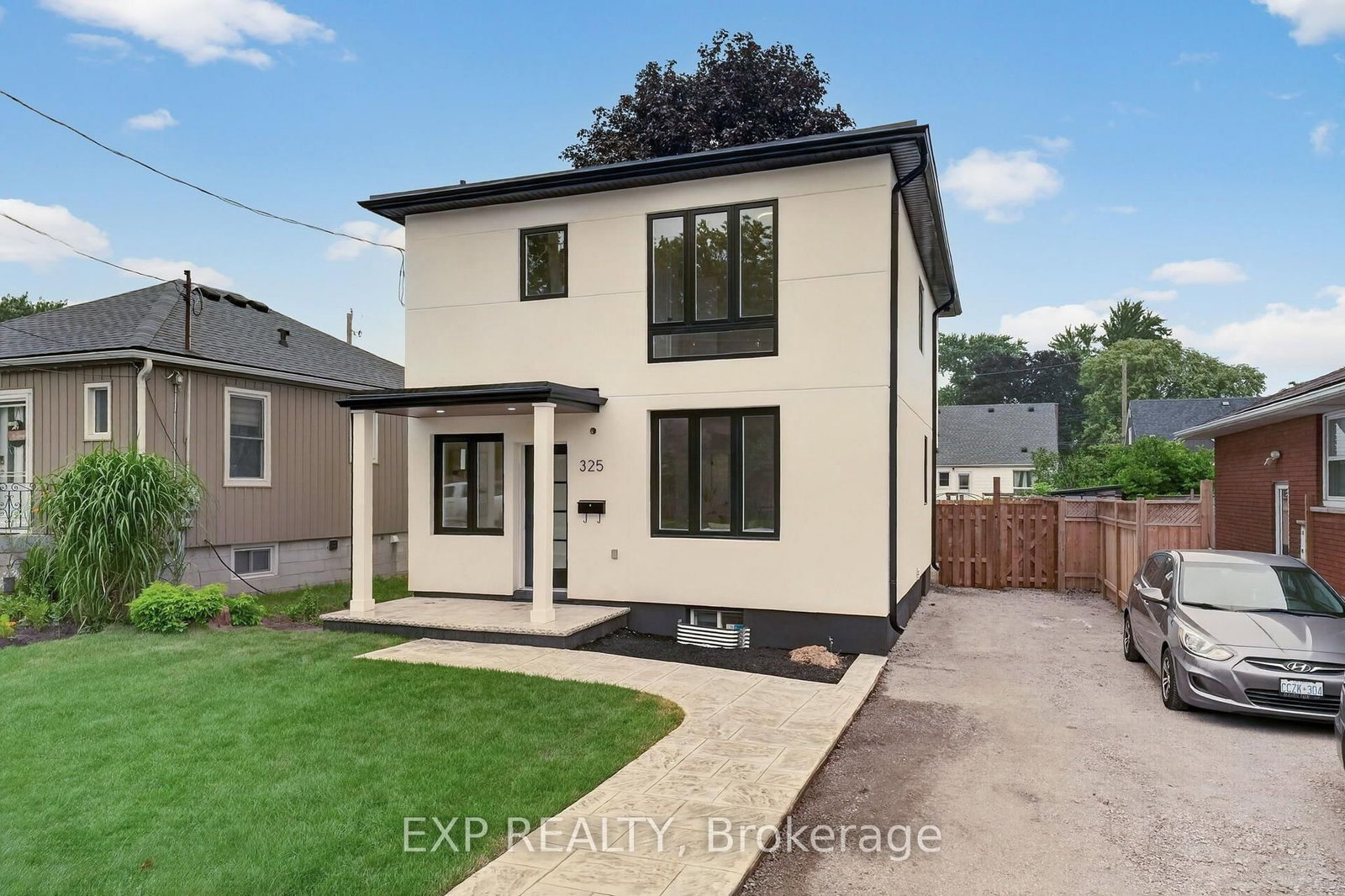 Detached House for sale at 325 Queensdale Avenue, Hamilton, Ontario, L9A 1L5 - Inch Park - MLS: X13573986