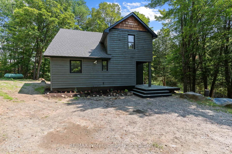 501 Mountain St photo 2