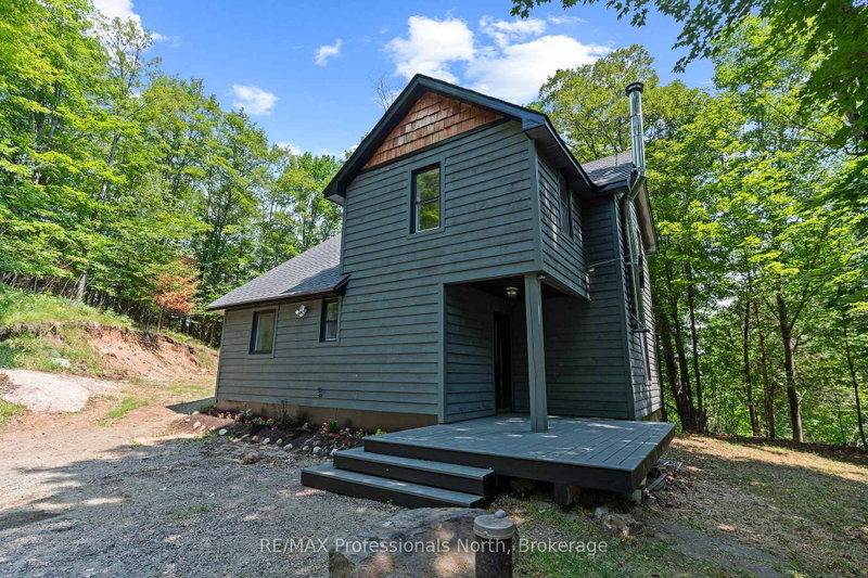 501 Mountain St photo 4