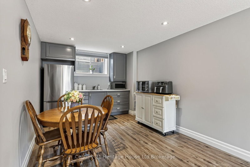 924 Springbank Ave N photo 4