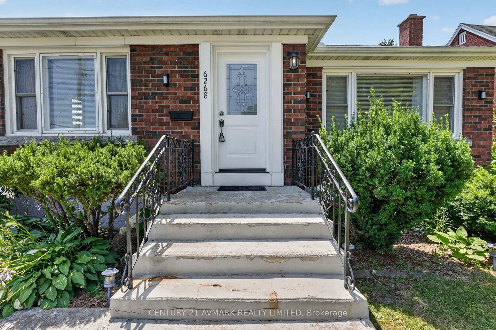 6268 Corwin Crescent • Niagara Falls, ON photo 2