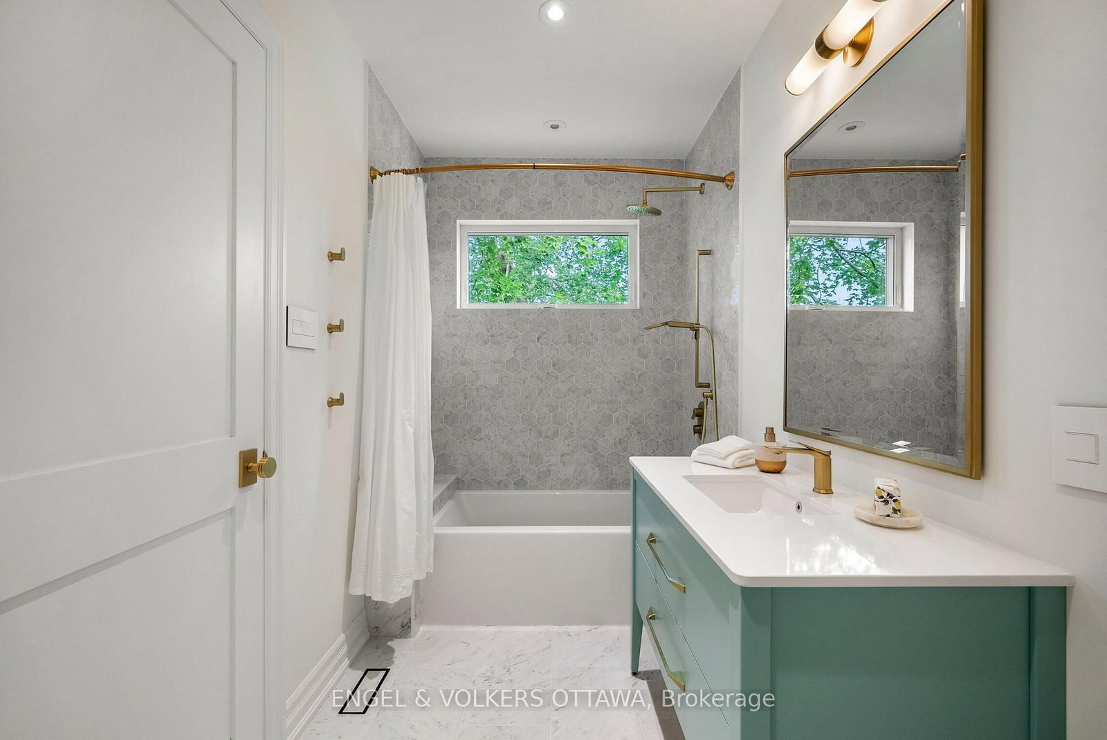 Detached House sold at 31 Woodlawn Avenue, Ottawa, Ontario, K1S 2S8 - Glebe - MLS: X13574792