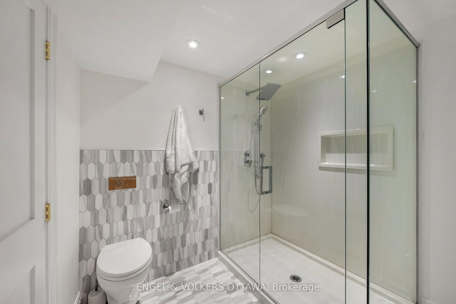 Detached House sold at 31 Woodlawn Avenue, Ottawa, Ontario, K1S 2S8 - Glebe - MLS: X13574792