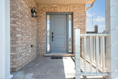 4 Cutts Crescent • Hamilton, ON photo 2