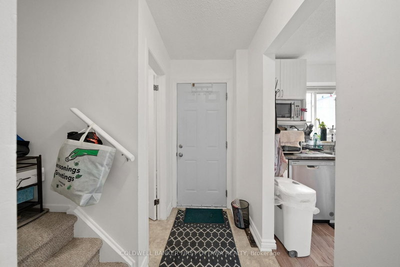 158 Barrow Cres photo 5