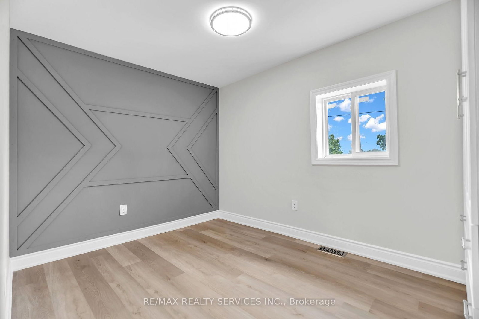 727 College Avenue • Woodstock, ON photo 26