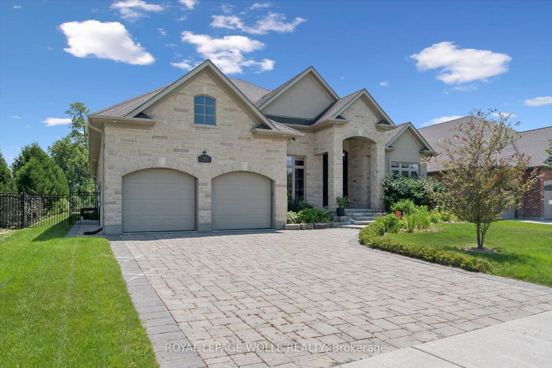 596 Regal Pl photo 4