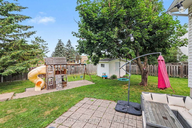 939 Como Crescent