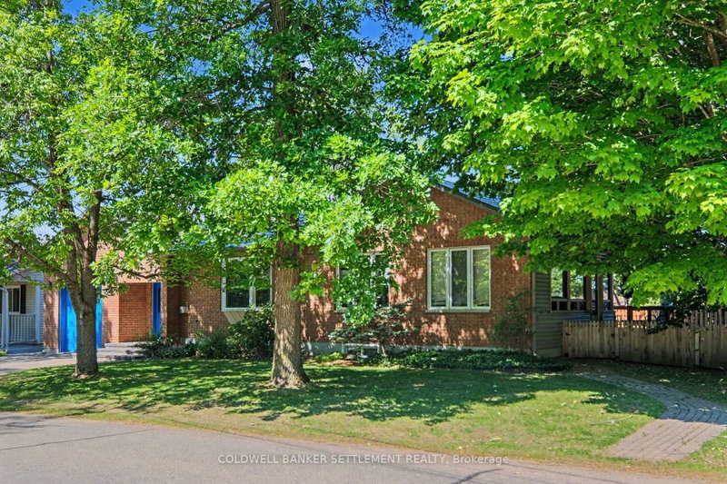 136 Charlotte Street E