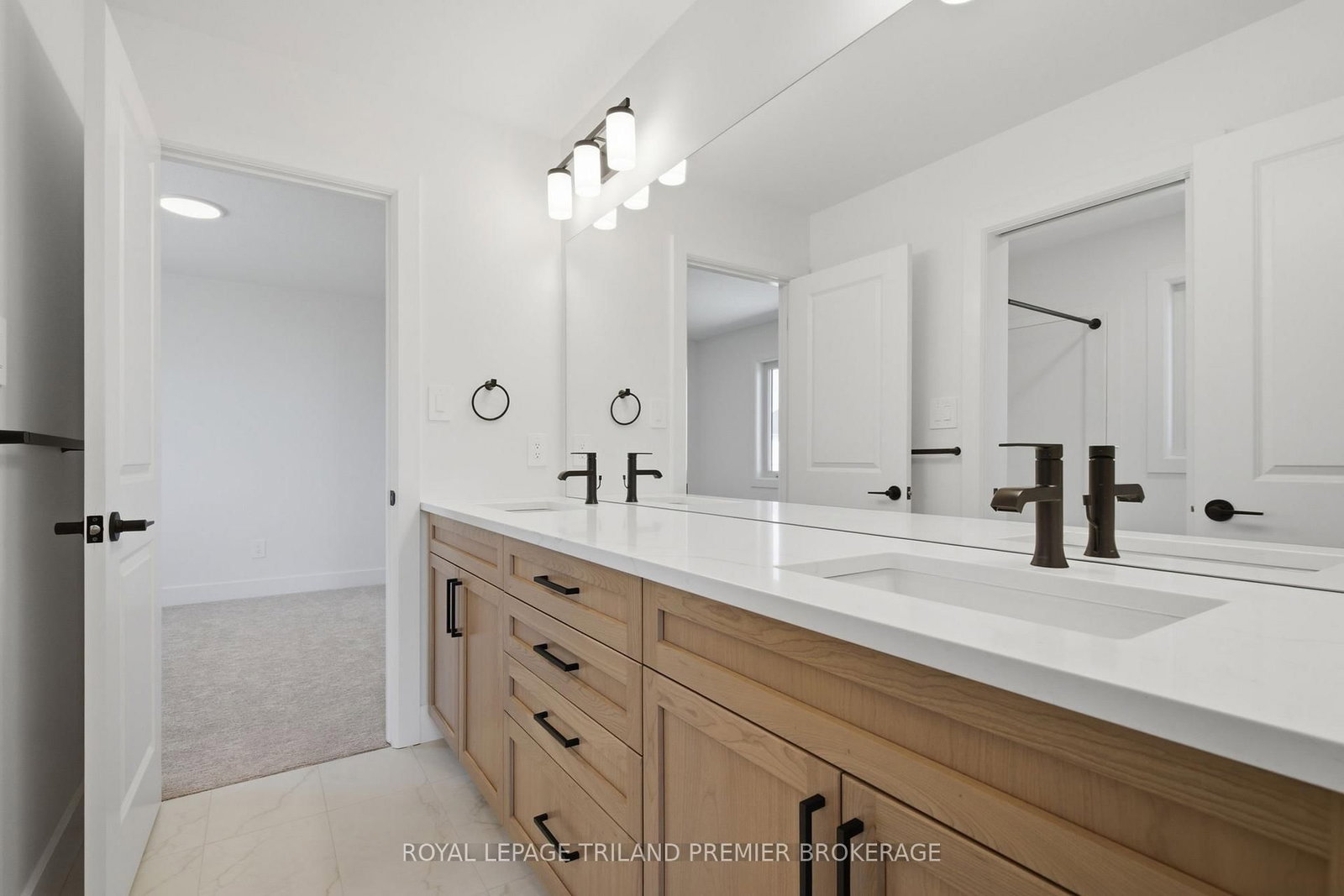 270 HESSELMAN Crescent • London South, ON photo 24
