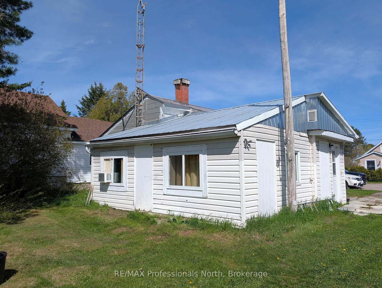 61 RIVERSIDE Avenue • South River, ON photo 2