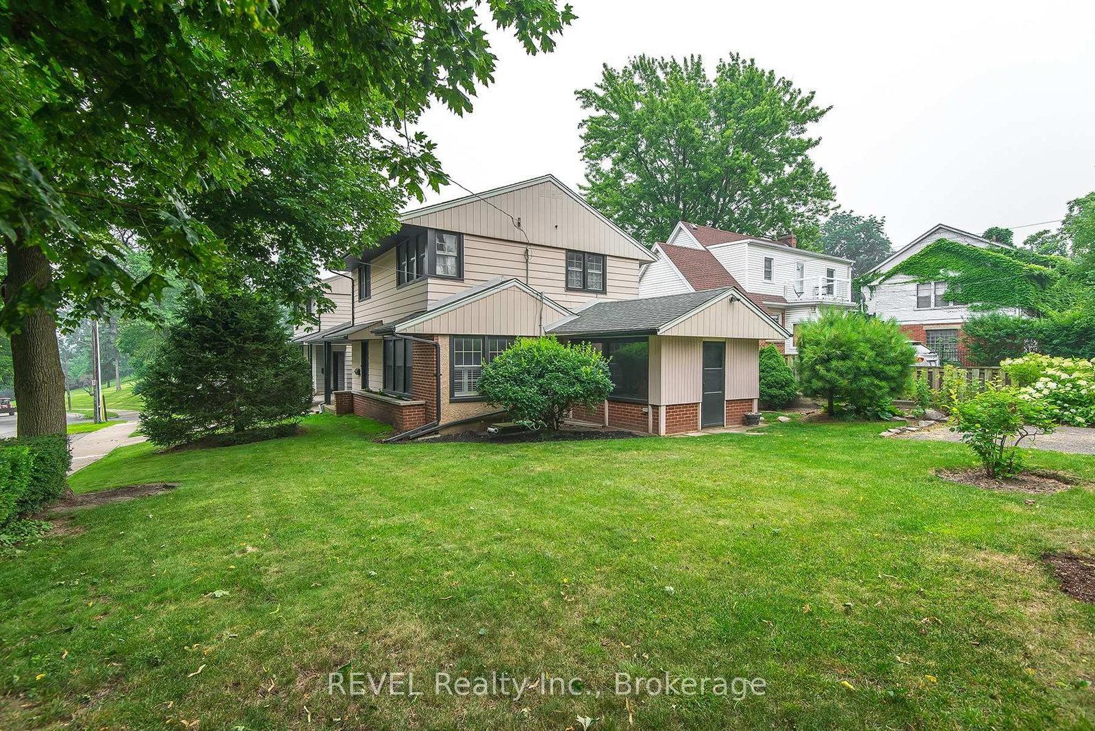 113 St. Paul Crescent • St. Catharines, ON photo 4