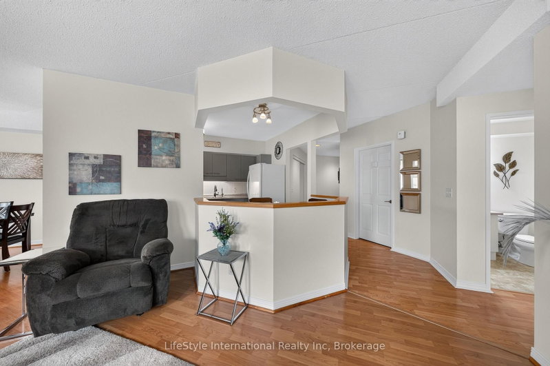 208 Silvercreek Pkwy N photo 4