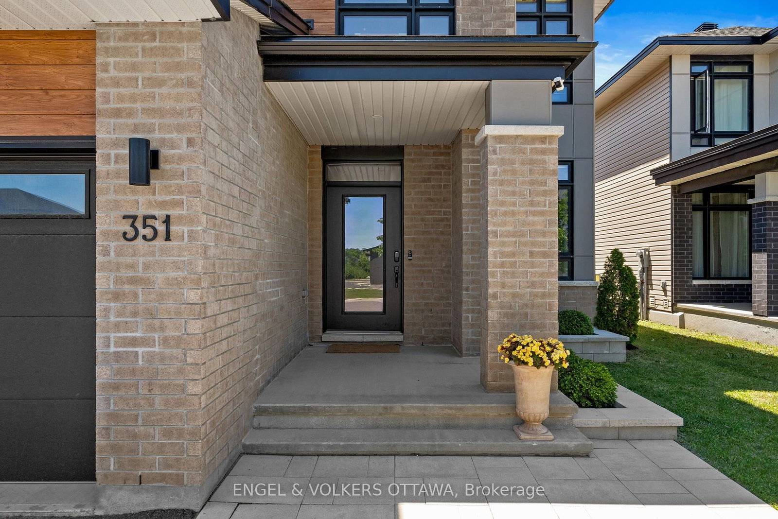 351 Shuttleworth Drive • Ottawa, ON photo 2