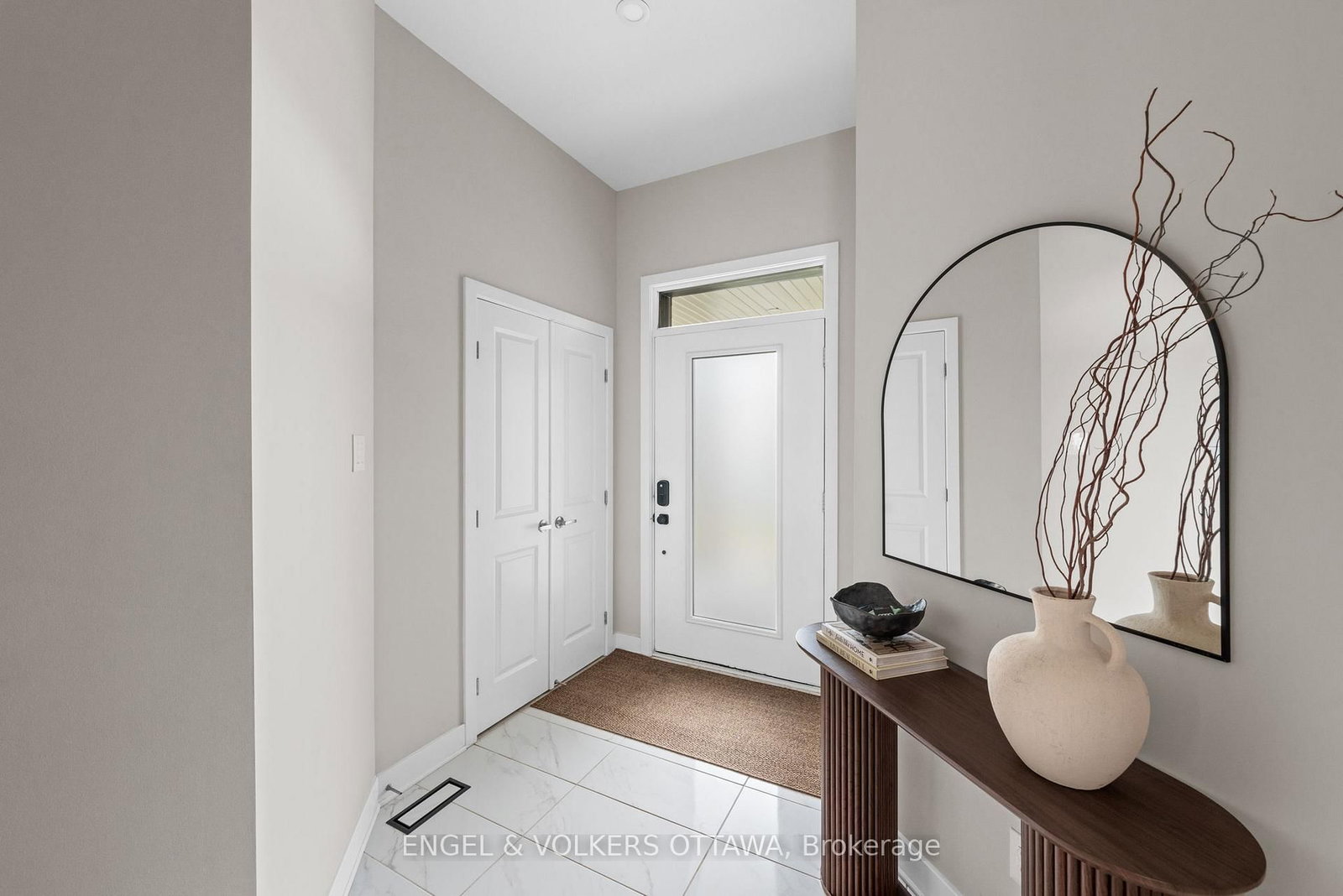351 Shuttleworth Drive • Ottawa, ON photo 3