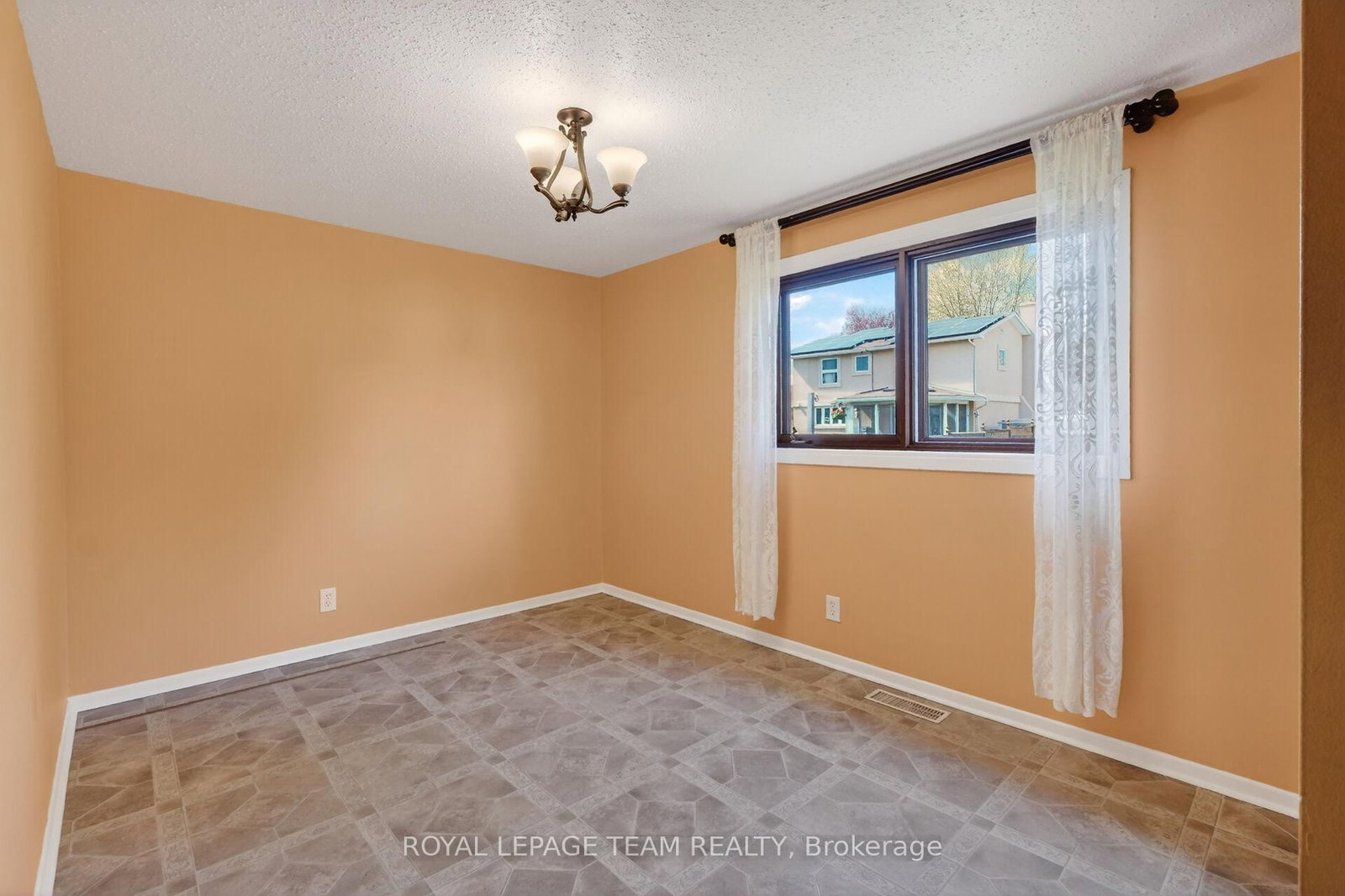 21 Lindhurst Crescent • Ottawa, ON photo 27