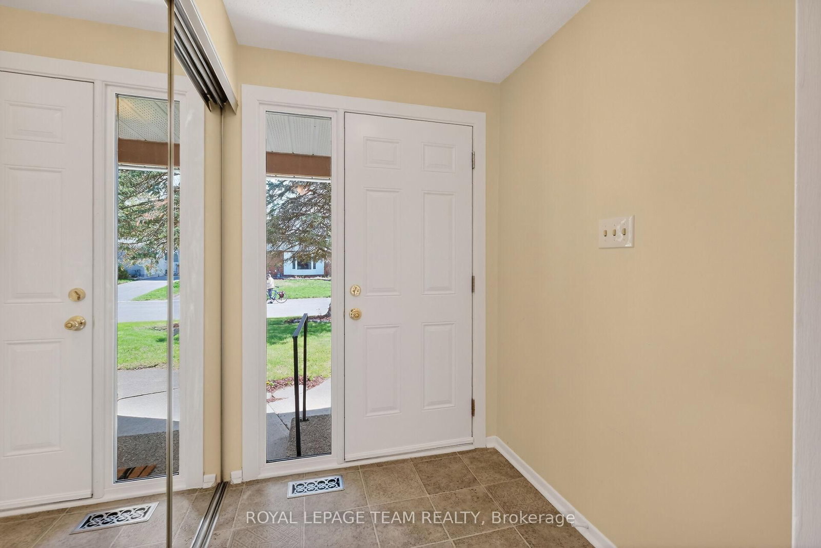 21 Lindhurst Crescent • Ottawa, ON photo 4