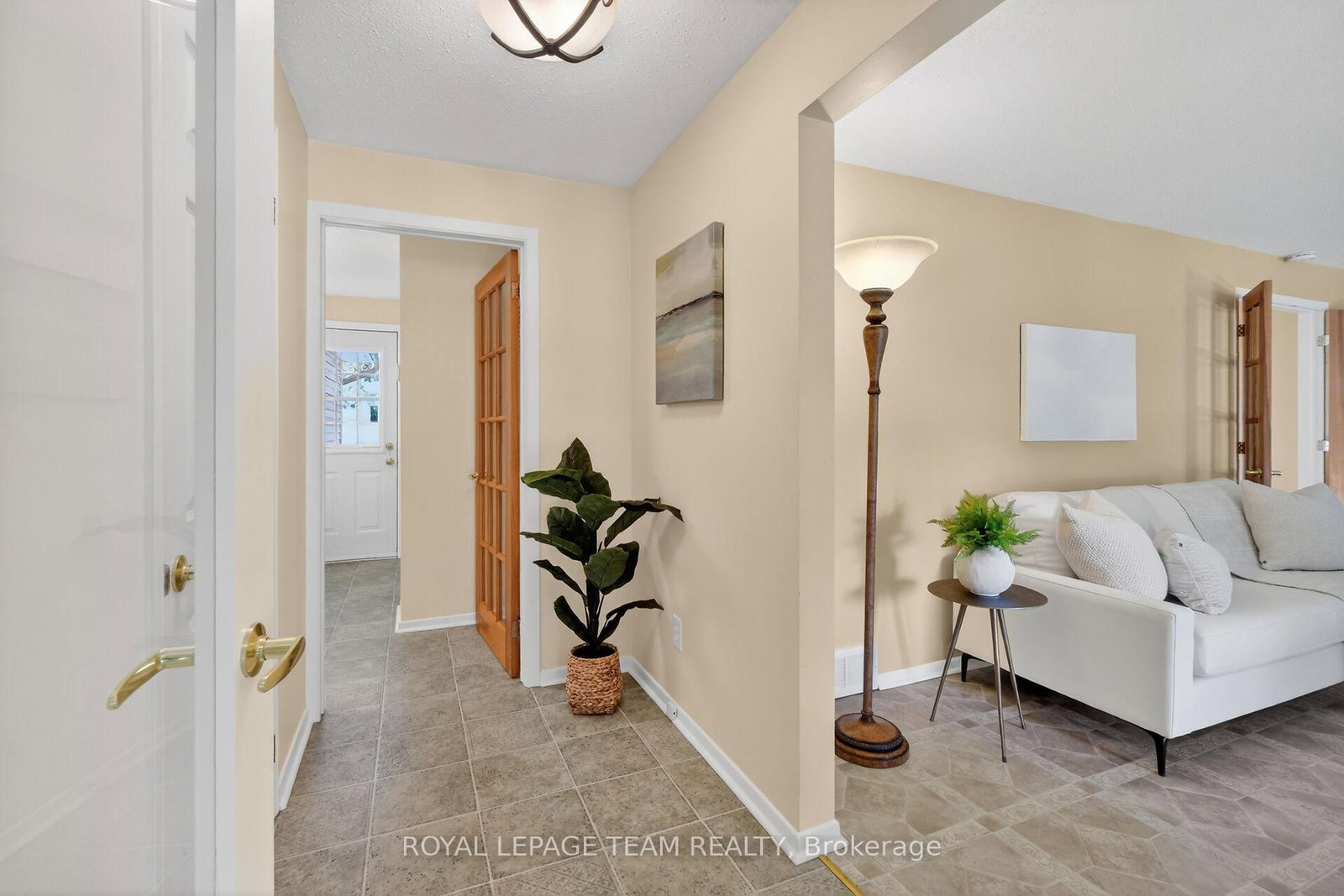 21 Lindhurst Crescent • Ottawa, ON photo 5