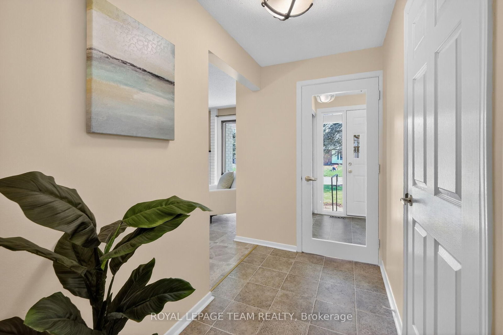 21 Lindhurst Crescent • Ottawa, ON photo 6