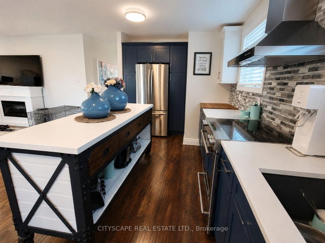 891 Curtis Crescent