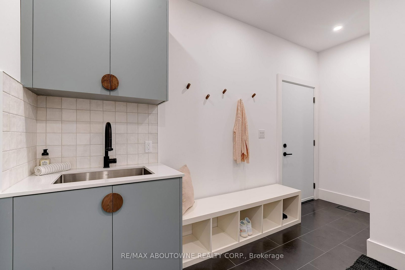 295 Allen Road • Grimsby, ON photo 15
