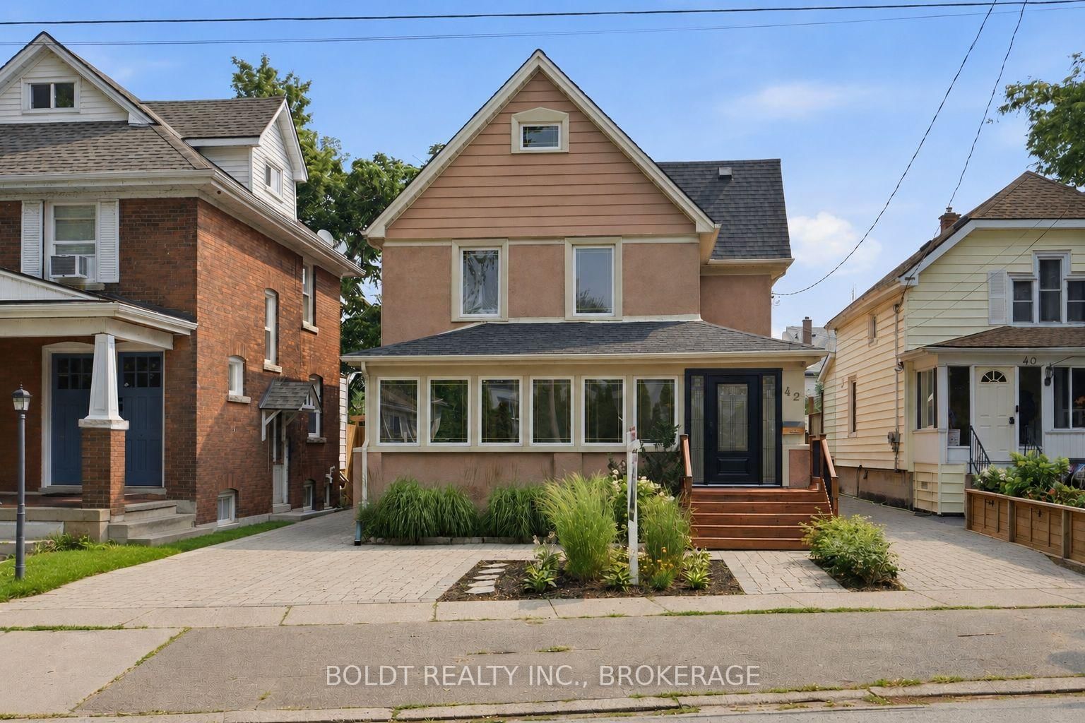 42 Thomas Street • St. Catharines, ON photo 1