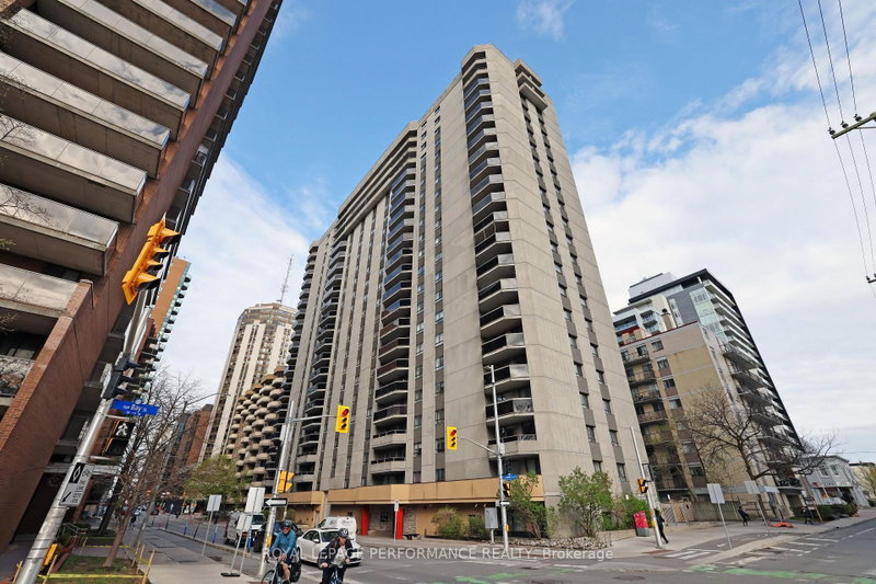 1701 - 470 Laurier Avenue W