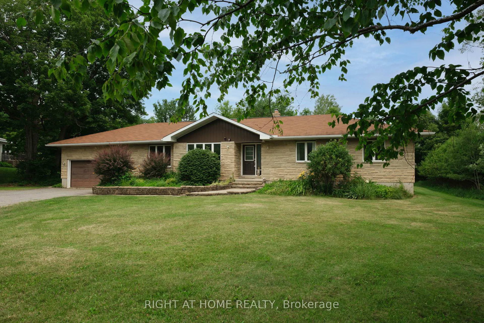 306 Lynx Hollow Drive • Pakenham, ON photo 2