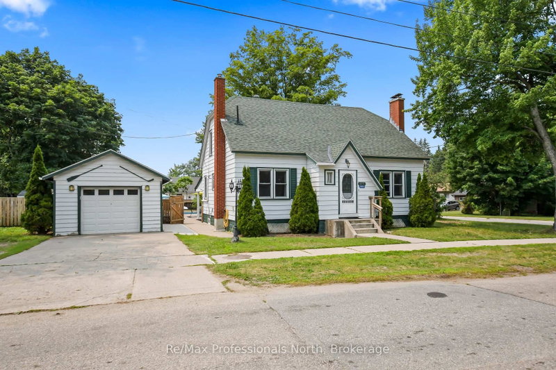 695 John St N, Gravenhurst, Ontario