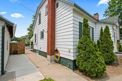 695 N John Street • Gravenhurst, ON photo 2
