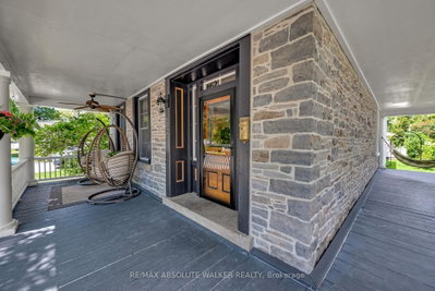 652 Henry Street W — photo 2