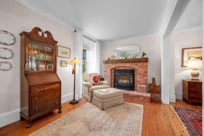 652 Henry Street W — more photos