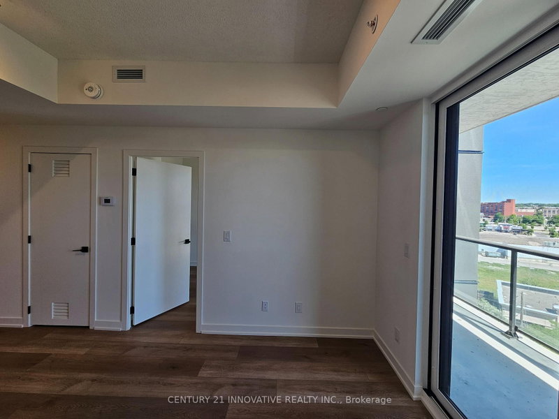 807 - 33 Erie Avenue