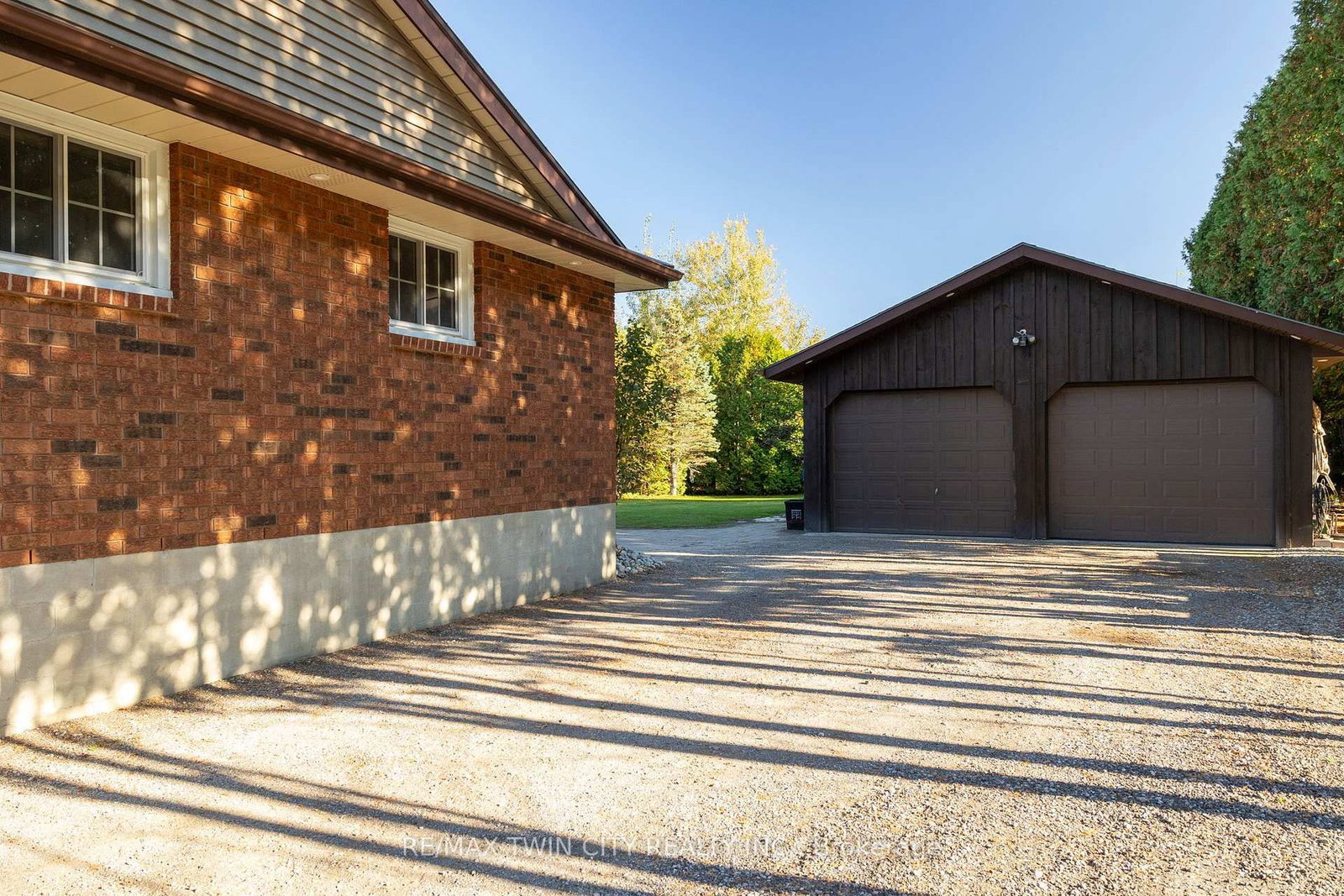 976 E MCDOWELL Road • Norfolk, ON photo 2
