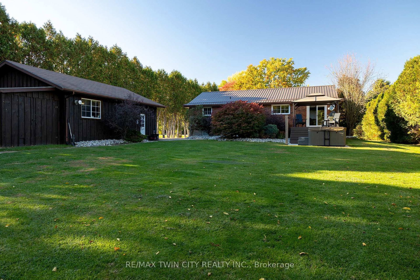 976 E MCDOWELL Road • Norfolk, ON photo 6