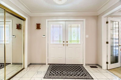16 Vogue Court • Hamilton, ON photo 3