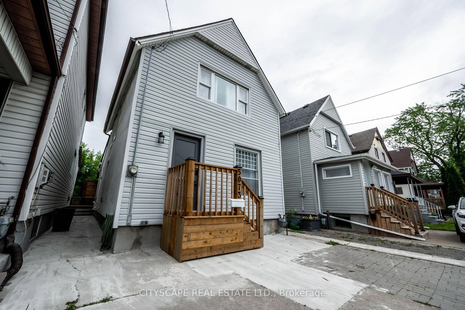 5073 Kitchener Street • Niagara Falls, ON photo 2