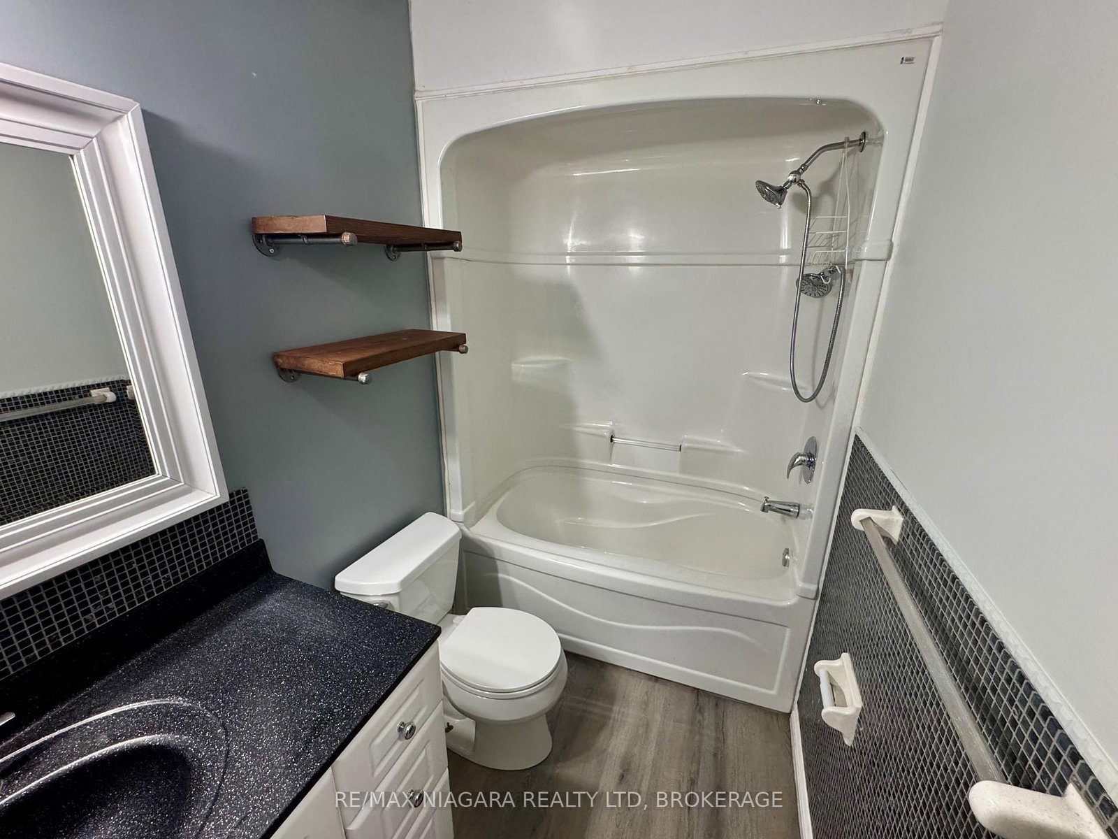 8 Lakehurst Drive • St. Catharines, ON photo 8