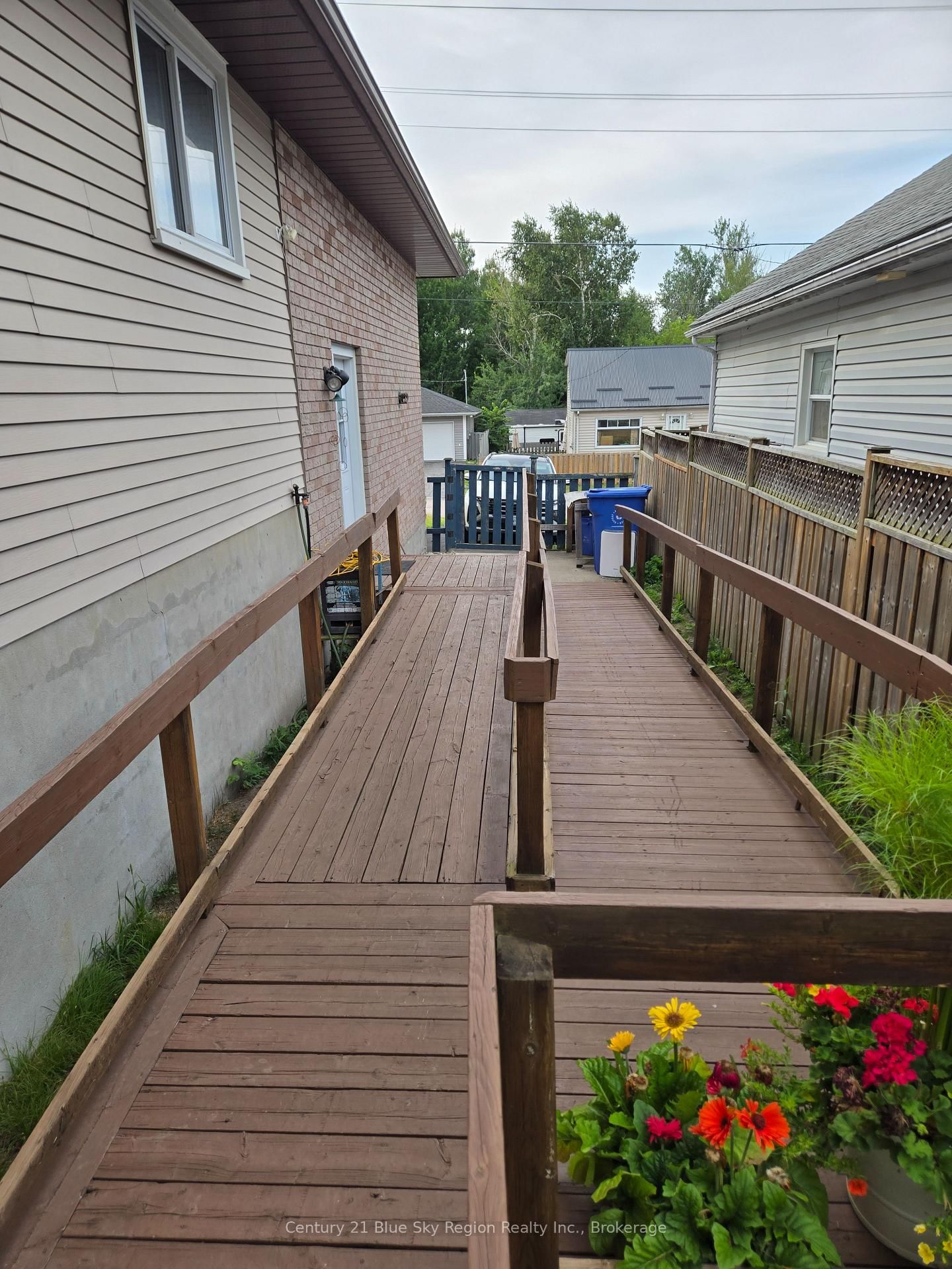 996 Metcalfe Street • North Bay, ON photo 2