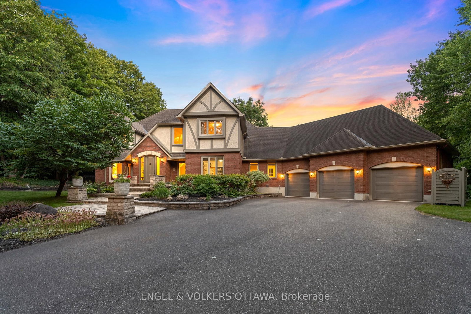 5596 Scobie Crescent • Ottawa, ON photo 1