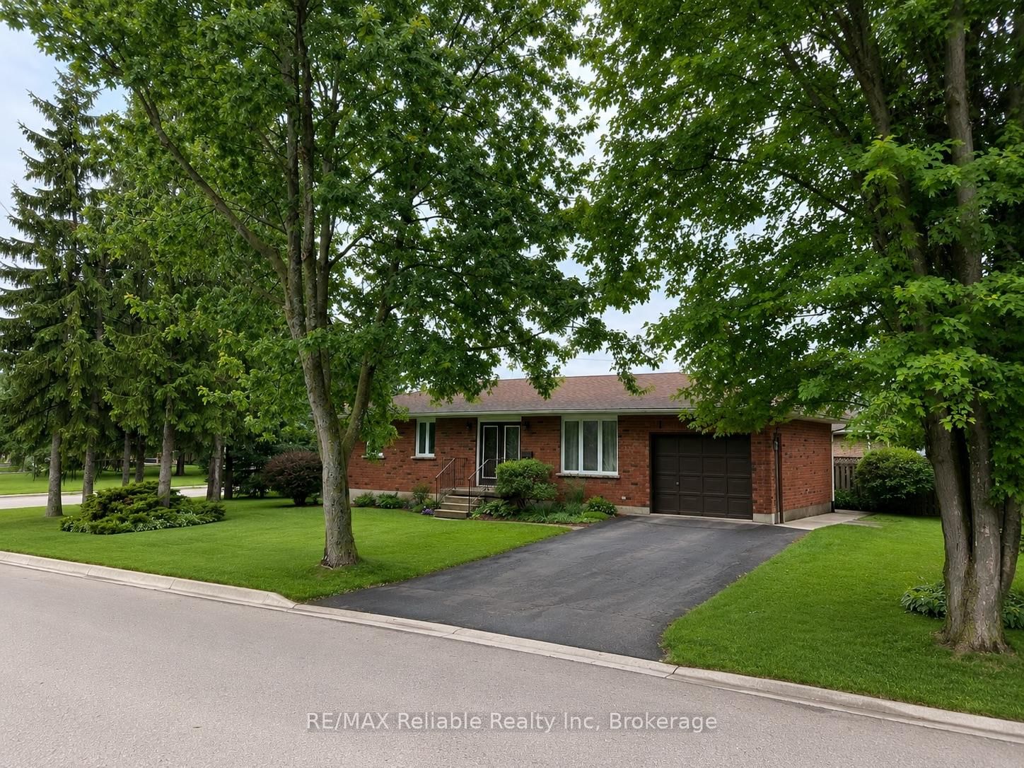 Detached House for sale at 31 Cobourg Street, West Perth, Ontario, N0K 1N0 - Mitchell - MLS: X13588056