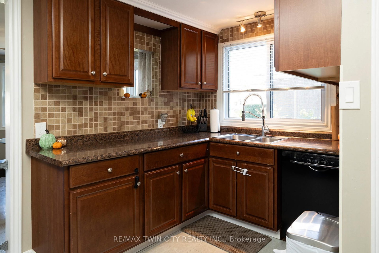 92 W SOVEREIGN Street • Norfolk, ON photo 10