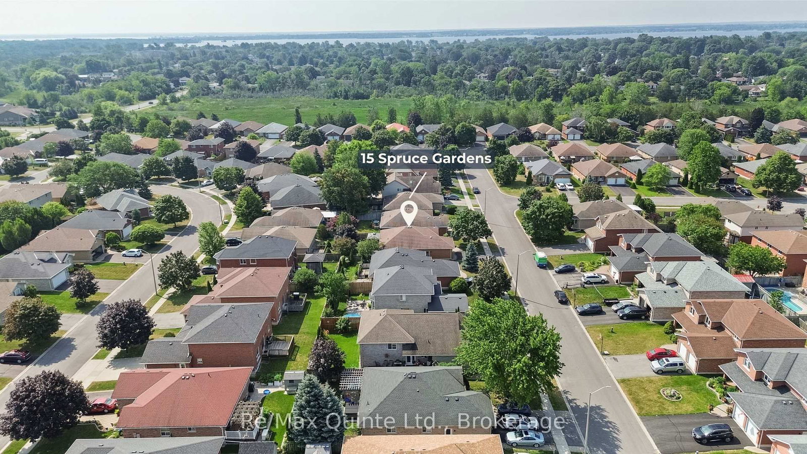 15 Spruce Gardens • Belleville, ON photo 2