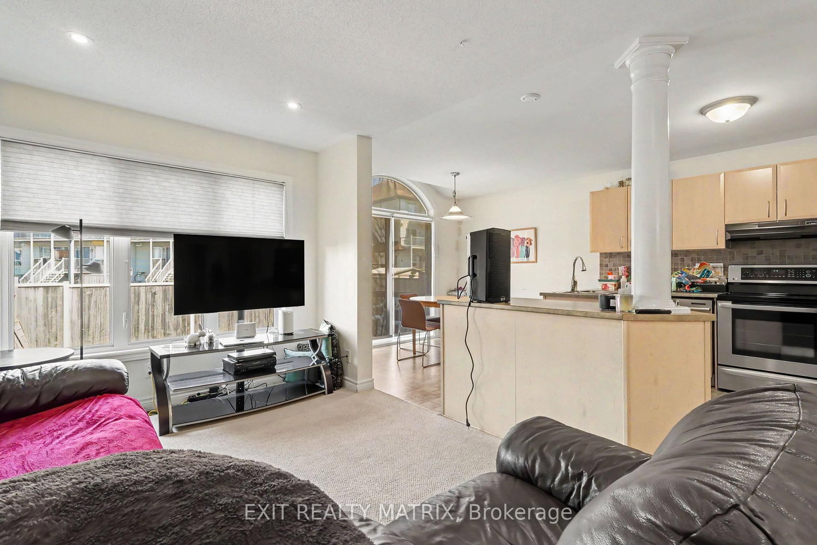 416 Goldenbrook Way • Ottawa, ON photo 5