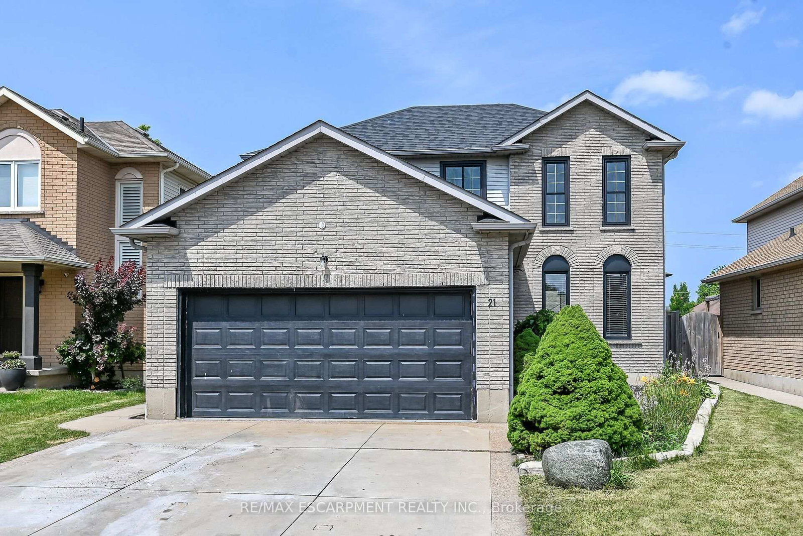 21 Springgarden Crescent • Hamilton, ON photo 2