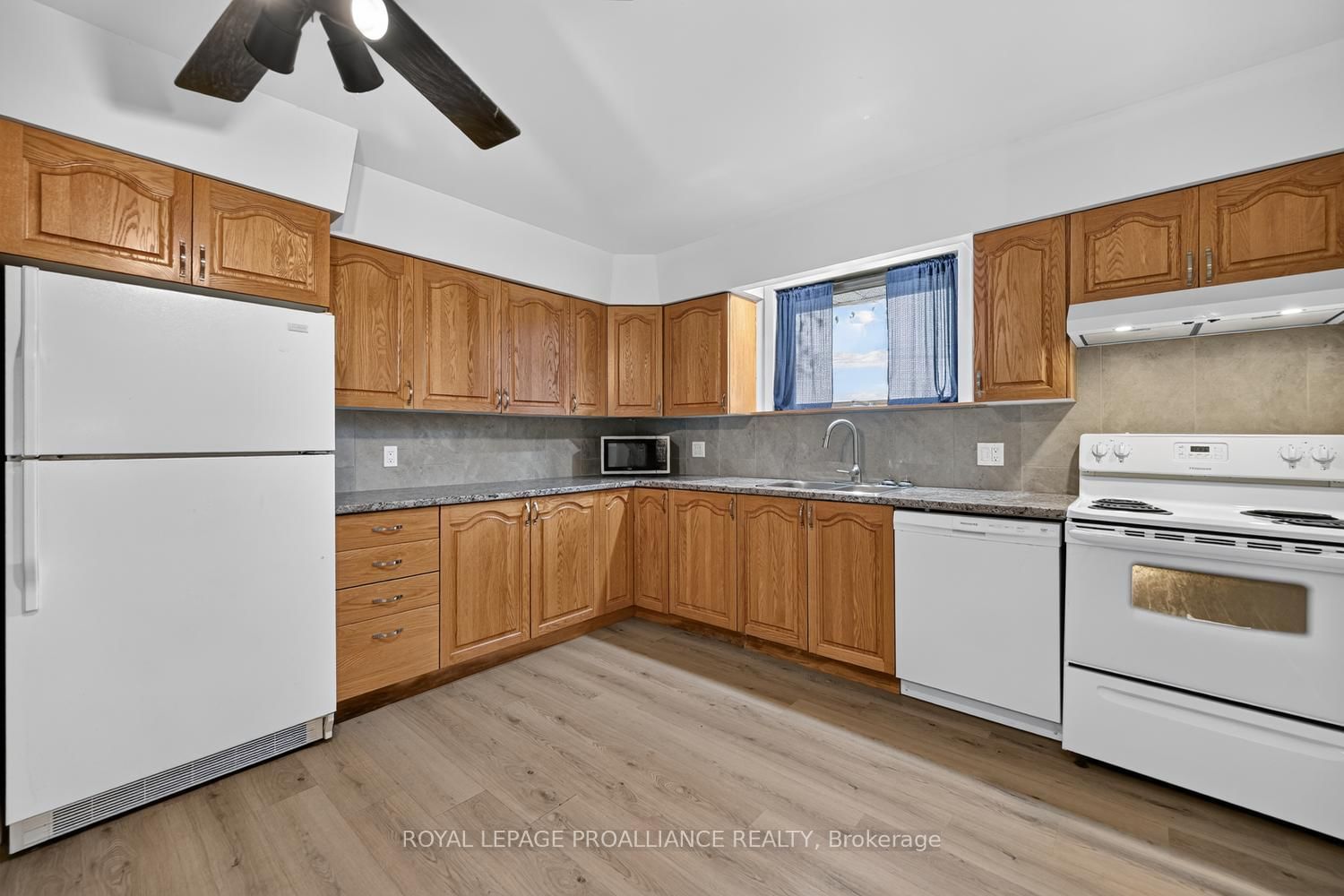 415 RAILWAY Avenue • Prescott, ON photo 11