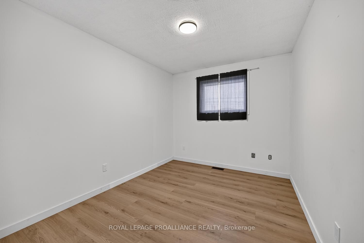 415 RAILWAY Avenue • Prescott, ON photo 16